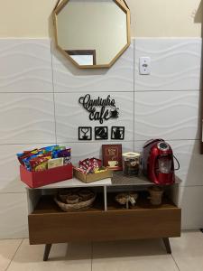 una mensola con snack e uno specchio a muro di Residencial Barbosa ad Aracaju