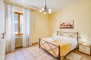 un dormitorio con una cama y una ventana en Homes Boccaccio Beautiful Terrace - Happy Rentals, en Montespertoli