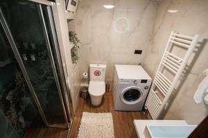 Ένα μπάνιο στο SeaGreen Luxury Apartment +39 φωτογραφίες
