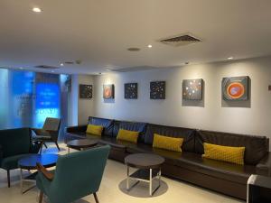 Χώρος καθιστικού στο 24 Inn