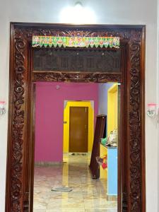 ein Spiegelrahmen in einem Zimmer mit farbenfrohen Wänden in der Unterkunft Tranquil Heaven in Puducherry