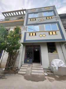 ein blau-weißes Gebäude mit einer Tür in der Unterkunft Tranquil Heaven in Puducherry