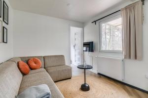 Televisyen dan/atau pusat hiburan di Cozy Chalet w terrace in the Middle of the Forest in Veluwe