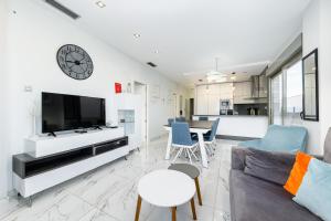 Μια τηλεόραση ή/και κέντρο ψυχαγωγίας στο Villa Paradise Clem - Los Altos