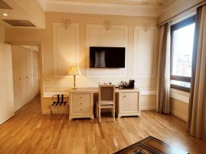 TV a/nebo společenská místnost v ubytování Radisson Blu GHR Rome