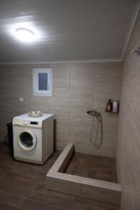 Ένα μπάνιο στο Green Yard House +44 φωτογραφίες