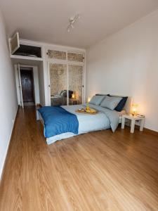 Postel nebo postele na pokoji v ubytování Caparica Beachfront Oceanview