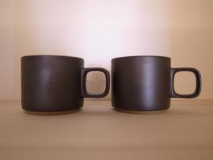 two black coffee mugs sitting on a table at 1日1組限定 2名利用 ESPLANADE VILLAGE HOTEL a 宿泊期間中 由比ガ浜レンタルオフィス利用無料 in Kamakura +38 photos