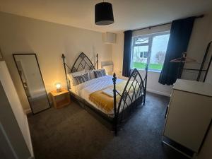 Ένα ή περισσότερα κρεβάτια σε δωμάτιο στο 1 bed annex with extra sofa bed ideal for families and business guests