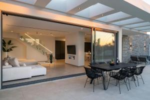 Un lugar para sentarse en Aethra Villas Luxury Retreat