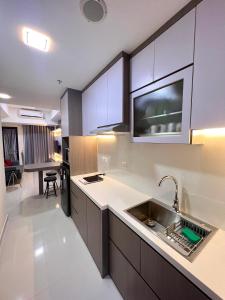 Kuchyň nebo kuchyňský kout v ubytování 2 Bedroom Pollux Batam City Central - Free WIFI Netflix