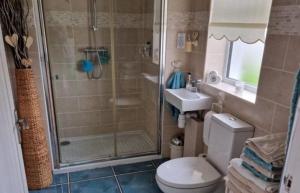 Koupelna v ubytování Orral Cottage + 47 fotografií