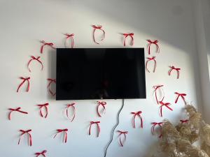 eine Wand mit roten Bändern darauf in der Unterkunft 4seasons - Aquapark in Jagodina