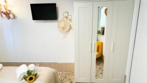 Un televizor și/sau centru de divertisment la Gesuiti cozy and central apartment by Ca-Sa Check