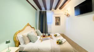 Un televizor și/sau centru de divertisment la Gesuiti cozy and central apartment by Ca-Sa Check
