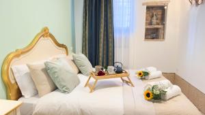 Un pat sau paturi într-o cameră la Gesuiti cozy and central apartment by Ca-Sa Check +55 fotografii