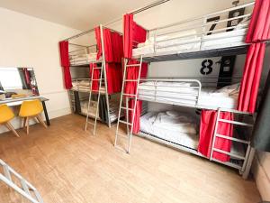 Postel nebo postele na pokoji v ubytování Bath YMCA Hostel + 37 fotografií