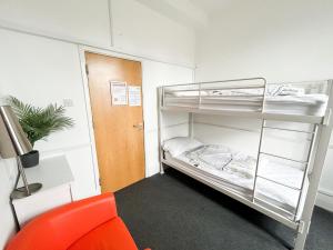 Postel nebo postele na pokoji v ubytování Bath YMCA Hostel