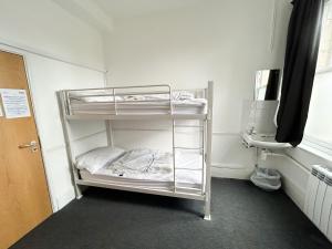 Postel nebo postele na pokoji v ubytování Bath YMCA Hostel
