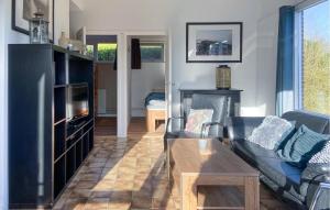 a living room with a couch and a tv at Pet Friendly Home In Dirkshorn in Dirkshorn