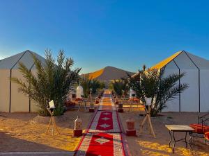 メルズーガにあるMariam Desert Campの砂漠の木々やテーブルのある道