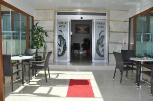 a restaurant with tables and chairs and a red rug at İskele Otel in Tasucu