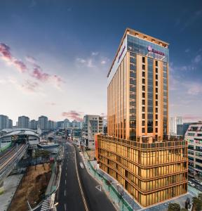 wysoki budynek w środku miasta w obiekcie Ramada by Wyndham Incheon w mieście Inczon