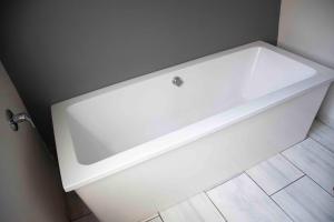 a large white bath tub in a bathroom at Tooiselvere in George +14 photos
