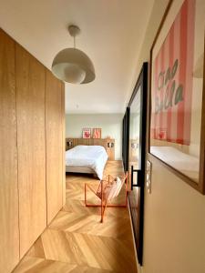 a bedroom with a bed and a table on the floor at Villa Stella-plage proche Le Touquet pour 8 personnes in Cucq