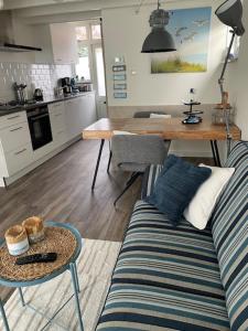 a living room with a couch and a kitchen at ZeeBedStay in Noordwijk aan Zee