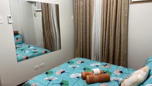 Uma cama ou camas num quarto em Verdon Parc Davao City with Balcony by darpm