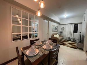 Uma área de estar em Verdon Parc Davao City with Balcony by darpm