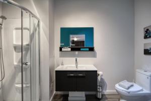 Ένα μπάνιο στο Loft de l'Antiquaire by Hébergements DCL