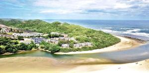 una vista aérea de un resort en una playa en Blue Lagoon Hotel and Conference Centre, en East London