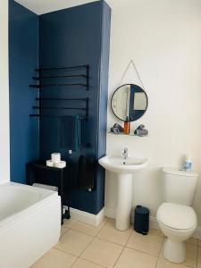 Ένα μπάνιο στο Victorian red-brick home in picturesque market town