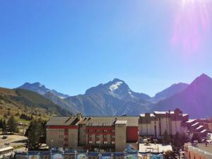 a view of a city with mountains in the background at Appartement cosy centre station, au pied des pistes, 2 pièces, parking, 6 pers - FR-1-516-99 in Les Deux Alpes +4 photos