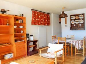 a kitchen and dining room with a table and chairs at Appartement cosy centre station, au pied des pistes, 2 pièces, parking, 6 pers - FR-1-516-99 in Les Deux Alpes