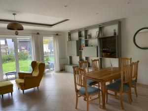 奈达AV villa的厨房兼餐厅，配有桌椅