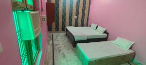 Letto o letti in una camera di OYO 82076 Hotel Balaji Palace