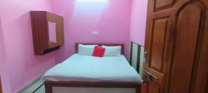 Postel nebo postele na pokoji v ubytování OYO 82076 Hotel Balaji Palace + 25 fotografií