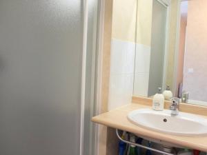 Fotografia z galérie ubytovania Studio cabine idéal, proche plage, parking privé, résidence sécurisée - FR-1-246-654 v destinácii La Rochelle