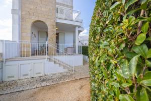 a ivy covered wall next to a building with a staircase at Lucrezia - Relax, Piscina, Barbeque e Wi-Fi in Nardò +56 photos