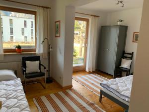 una camera da letto con un letto, una sedia e una finestra di Fewo Riefe a Zams