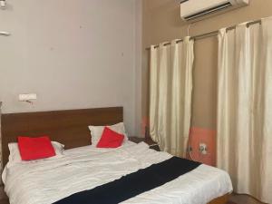 Letto o letti in una camera di OYO 82076 Hotel Balaji Palace