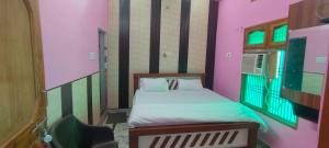 Letto o letti in una camera di OYO 82076 Hotel Balaji Palace