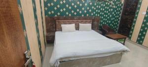Letto o letti in una camera di OYO 82076 Hotel Balaji Palace