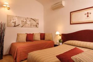 A bed or beds in a room at Hotel Cardinal of Florence - recommended for ages 25 to 55 Még 34 kép