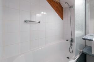 bagno con vasca e doccia di À 200m des pistes de ski, appartement pour 4 a La Joue du Loup Altre 14 foto