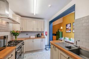 Kuchyň nebo kuchyňský kout v ubytování Monty House Saltburn by the Sea