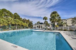 Πισίνα στο ή κοντά στο Golf, Swim and Explore Sunset Beach Family Condo!